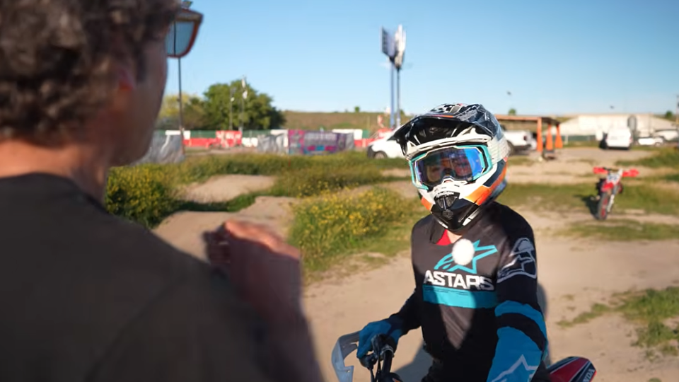 alumna en curso de iniciación al motocross en Madrid practicando postura de ataque